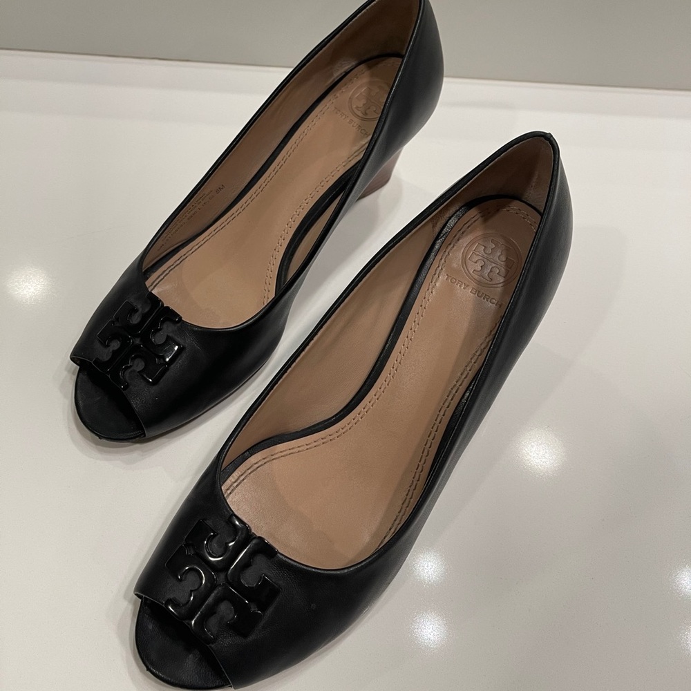 ❌❌SOLD❌❌Tory Burch black leather wedges